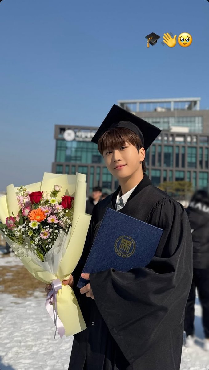 NewKidd's Jinkwon has graduated from Seoil University's Department of Theater and Film as of February 11th!