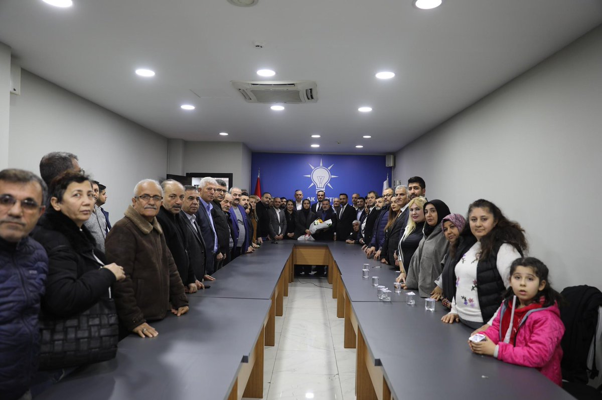 Tamer_Dagli's tweet photo. AK dava; vefadır, sadakattir, millete hizmet yolunda yılmadan yürümektir.

Seyhan ilçe teşkilat mensuplarımızla bir araya gelerek, birlik ve beraberliğimizi pekiştirdik. 

Gücümüzü milletten, motivasyonumuzu hizmet aşkından alıyor, daha güçlü bir Türkiye için gece gündüz demeden çalışıyoruz.
