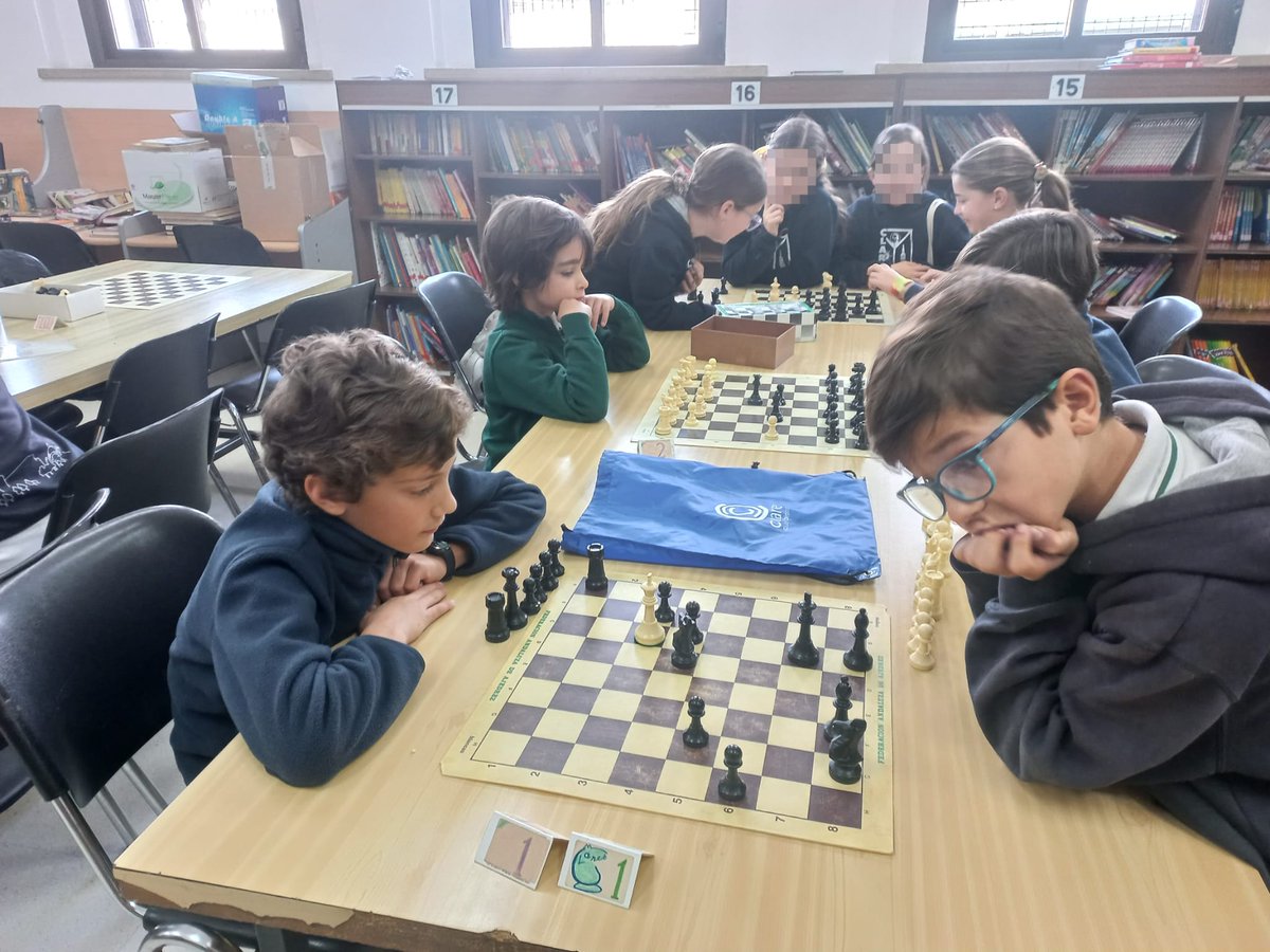 ♟️¡Ajedrez en los recreos de Primaria!
Acaba la primera ronda de la liguilla de ajedrez de segundo ciclo. 
♟️En marcha sigue la de los alumnos de 3° y 4°. 

Recreos divertidos, recreos diferentes, recreos para todos 😃
