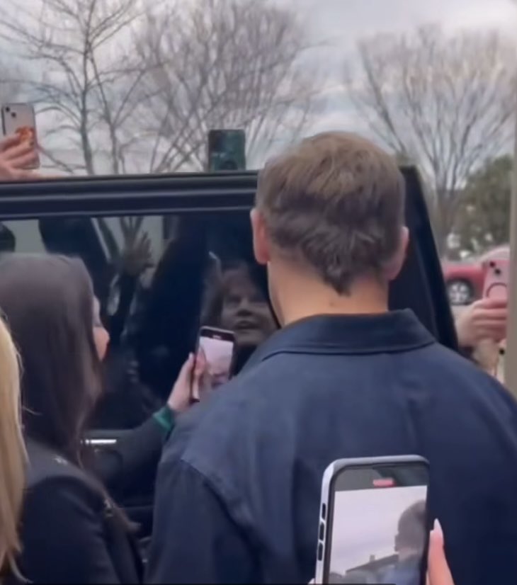 Neck obsession 
🙈🙊🙉
#SamHeughan 
#Outlander