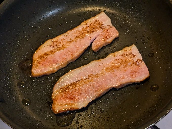 久々に厚切りベーコン焼いてる 