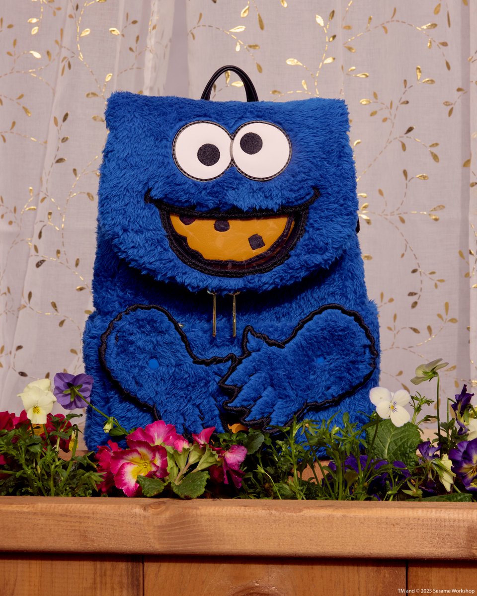 Loungefly's tweet image. Elmo wants to know what everyone is keeping in their bag ❤️