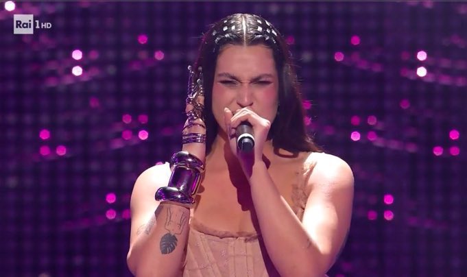 spokemayo's tweet photo. chiamo io, chiami tu, gaia chiamami perfavore mi sono sentita sposata

 #Sanremo2025 https://t.co/1Sm4304wqV