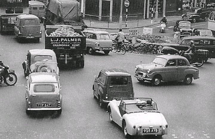 History🇬🇧1950s.

Kent.

When a different vehicle was experiencing difficulty circumnavigating.