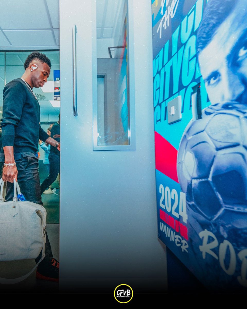E poi c’è il Manchester City su X che decide di pubblicare questa foto “nell’arrivo degli ospiti allo stadio”. 

Vinicius che entra all’Etihad e Rodri che bacia il Pallone d’Oro a 1 metro da lui. 

Trash talking prepartita ✅
#ManCity #manreal #Rodri #Vinicius