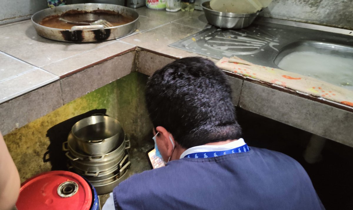 Arcsa_Ec's tweet photo. Realizamos controles en #TresPostes recinto de #Guayas, inspeccionando 30 establecimientos, incluyendo restaurantes, farmacias y micromercados. Decomisamos más de 600 productos caducados y clausuramos 2 locales por incumplimientos sanitarios.
#ArcsaControla 🔎
#ElNuevoEcuador https://t.co/NjKRtHRpfR