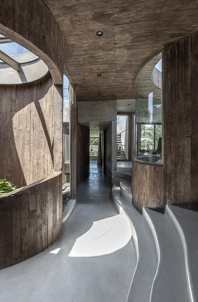Una casa en Argentina donde la arquitectura se convirtió en una extensión del paisaje. 👉revistaaxxis.com.co/arquitectura/c…