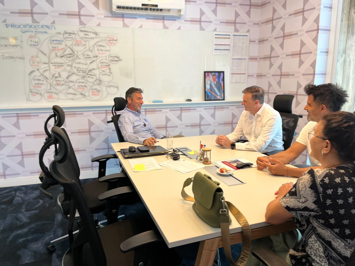 Avanzando hacia la innovación 🚀

Nos reunimos con <a href="/ignaciogei/">Ignacio Gei</a>, Secretario de Ciudad Inteligente y Transformación Digital de la <a href="/MuniCba/">Municipalidad de Córdoba</a>, para abordar temas fundamentales que seguirán impulsando el crecimiento de nuestra ciudad como centro de innovación y tecnología.