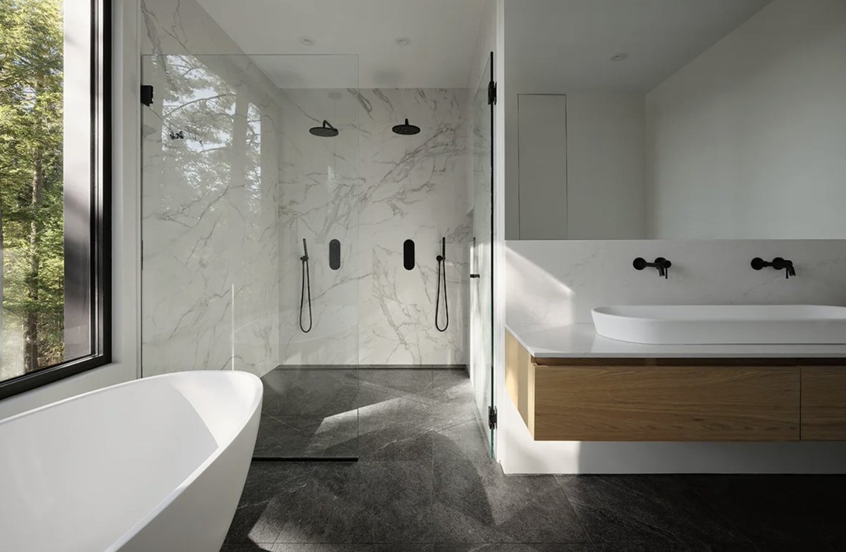 La arquitectura de esta casa entabla un diálogo entre el lago y el bosque 👉revistaaxxis.com.co/arquitectura/c…