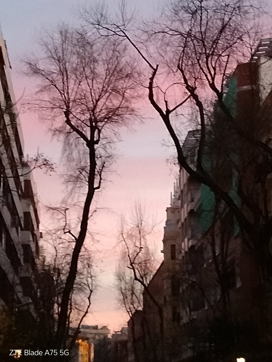 Cuando cae la noche y el tiempo está desafiante estas imágenes nos acompañan hasta que el cielo se cubra de estrellas