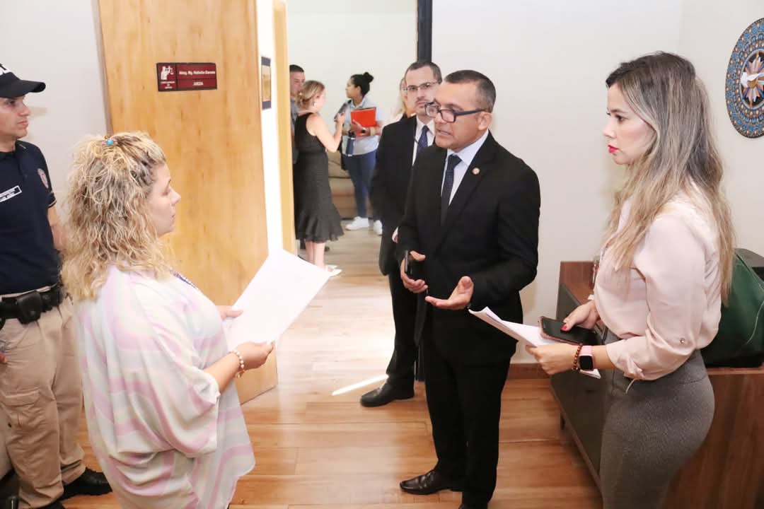 ⚖️Allanaron 5 Juzgados de Paz en caso Mafia de Pagarés 

"Son 3 fiscales, fuimos designados por la Fiscalía General y ayer fuimos habilitados 6, Nathalia Silva, Néstor Coronel, Leonardi Guerrero, Jorge Arce, Luz Guerrero.
Se iban a eliminar las evidencias y tenían que eliminar la