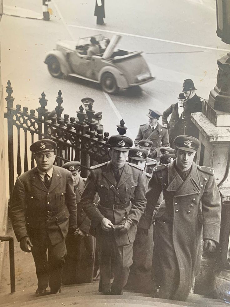 Türk subayları Avrupa'da. Eskiden Türk olmanın bir ayrıcalığı vardı.