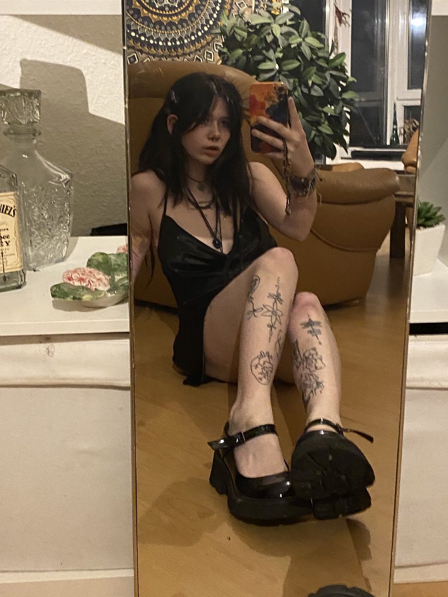 Verenchen0's tweet photo. Die nächste Rechnung geht auf dich. ;)

#sklaven #Diener #zahlschwein #sissytransformation #Sissy #Herrin #Göttin #Domina #Goddess #femdom #Schweinepriesterin #Keuschhaltung #footfetısh https://t.co/wI7R4yUGjR