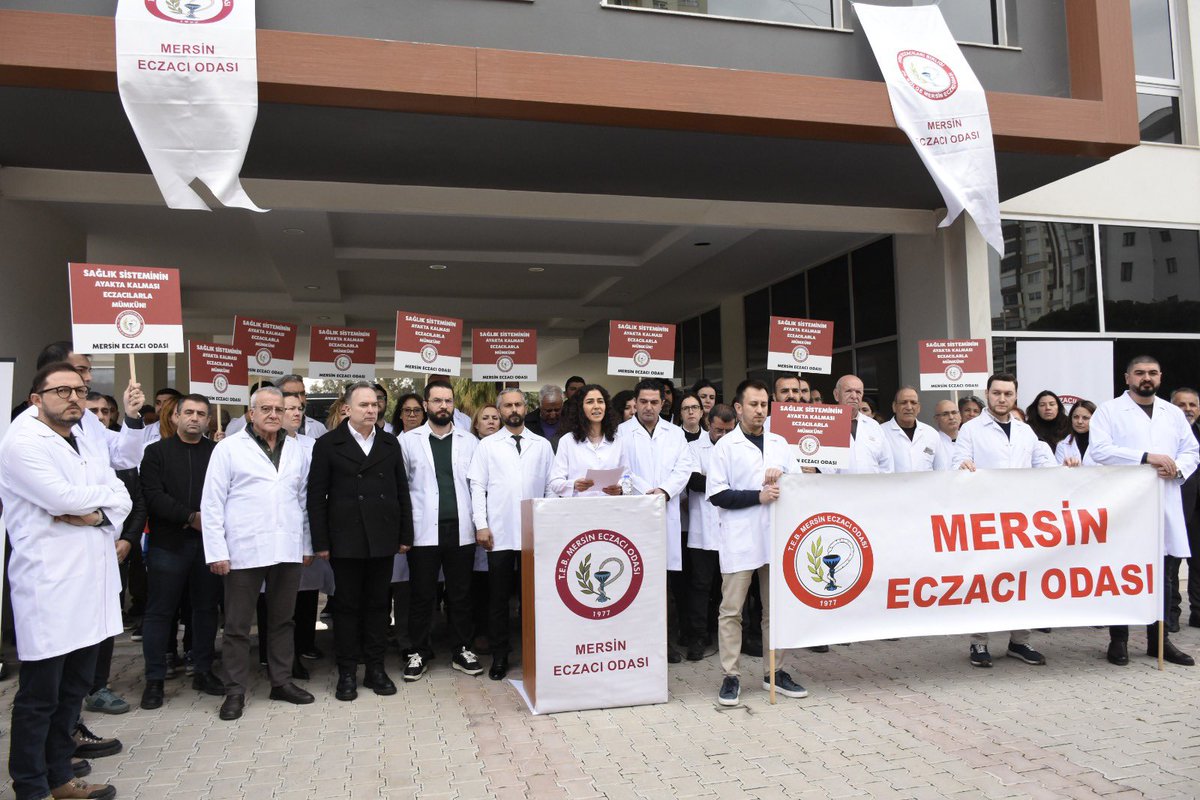 “Sağlık Kapınız Açık Kalsın!” 
Basın açıklamamız meslektaşlarımızın katılımıyla gerçekleştirildi. 
Odamızın 48. kuruluş yıl dönümü vesilesiyle geçmişten günümüze Odamıza emek veren ve artık aramızda olmayan meslektaşlarımız anıldı.
Basın açıklamamıza katılım sağlayan ve 48.