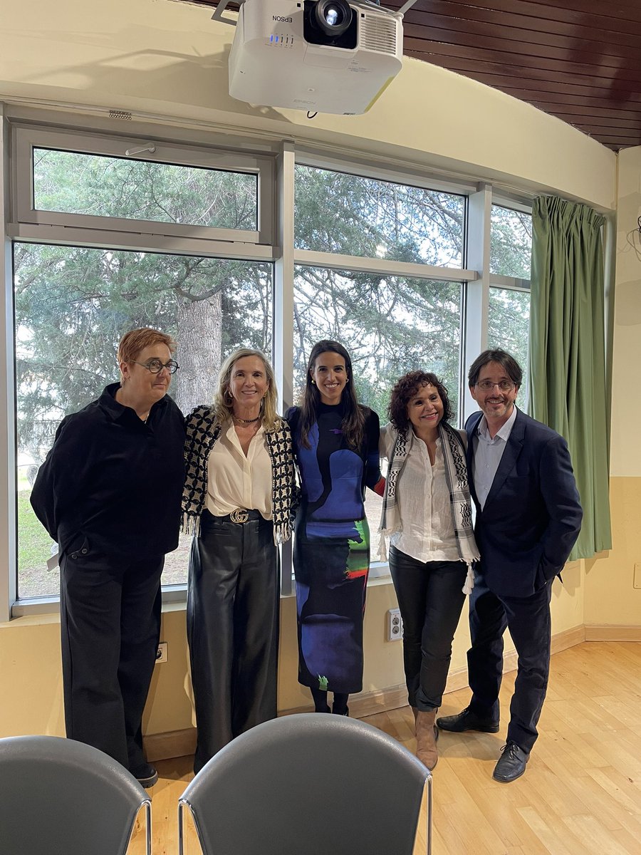 PilarLDecana's tweet photo. Feliz #diadelamujerylaninaenlaciencia Inspiradores y muy interesantes los testimonios de 3 grandes profesoras e investigadoras de @UAM_Medicina 💛🔬👩🏻‍🎓
@MerSoprie #PilarSerrano #MónicaMarazuela https://t.co/opB6T4aaVU