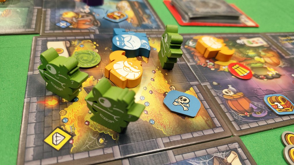 ElDailyToken's tweet photo. Tarde de #juegosdemesa con @_juga2 en @ludoducto! Jugamos a: #KeepTheHeroesOut (no fuimos capaces de frenar el avance de los molestos héroes...), #Reef (un jueguito de patrones muy vistoso) y #Gorinto (a 3 jugadores va divino). https://t.co/WeLm4ld0Iu