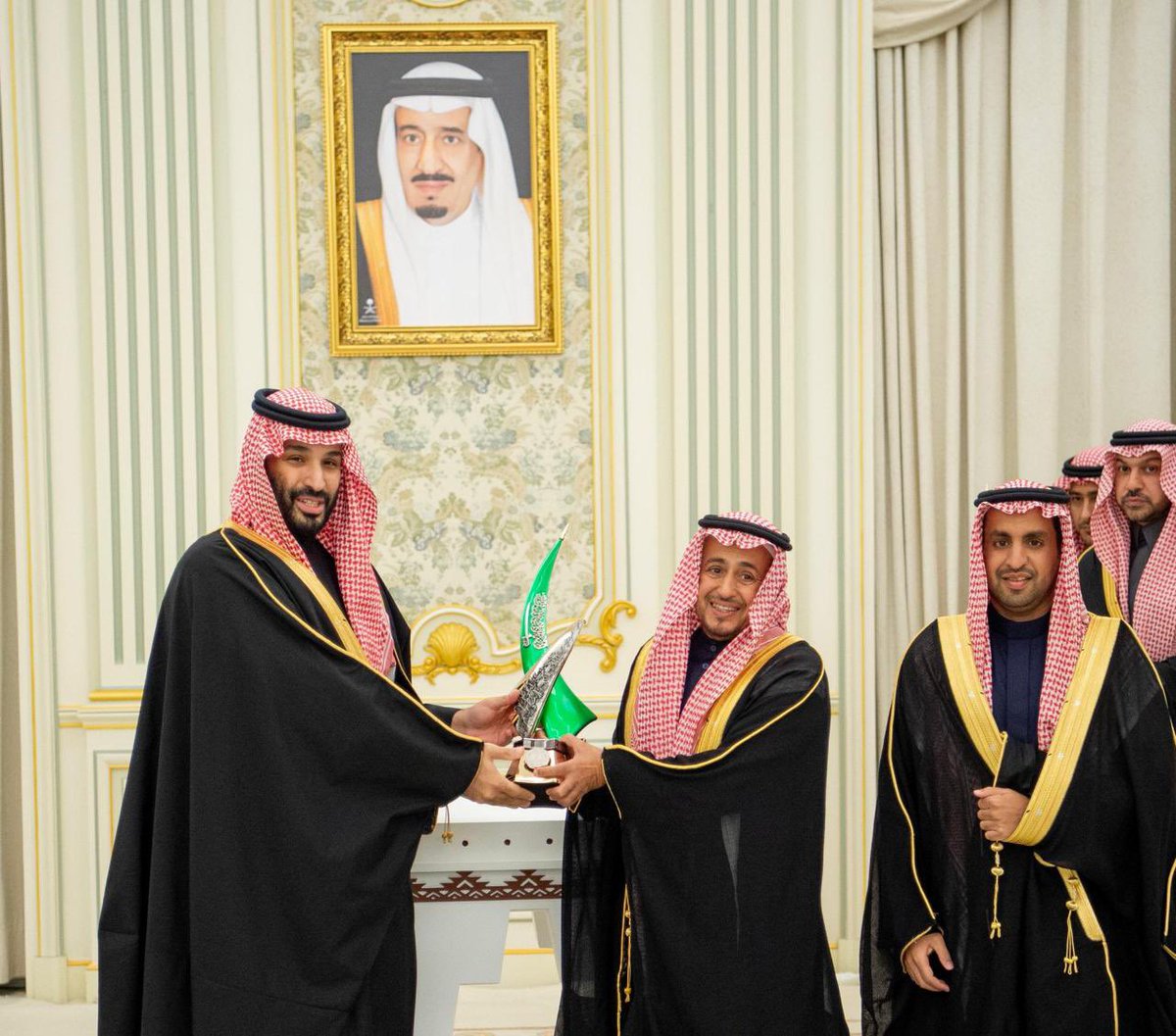 alnailat's tweet photo. على يد سمو سيدي ولي العهد رئيس مجلس الوزراء صاحب السمو الملكي الأمير محمد بن سلمان بن عبد العزيز آل سعود تشرّف مالك منقية النائلات عبدالله عامر النهدي بتكريمه بمناسبة فوز #منقية_النائلات بالمراكز الأولى في #مهرجان_الملك_عبدالعزيز_للإبل9 🏆 https://t.co/miXB9KI5i9