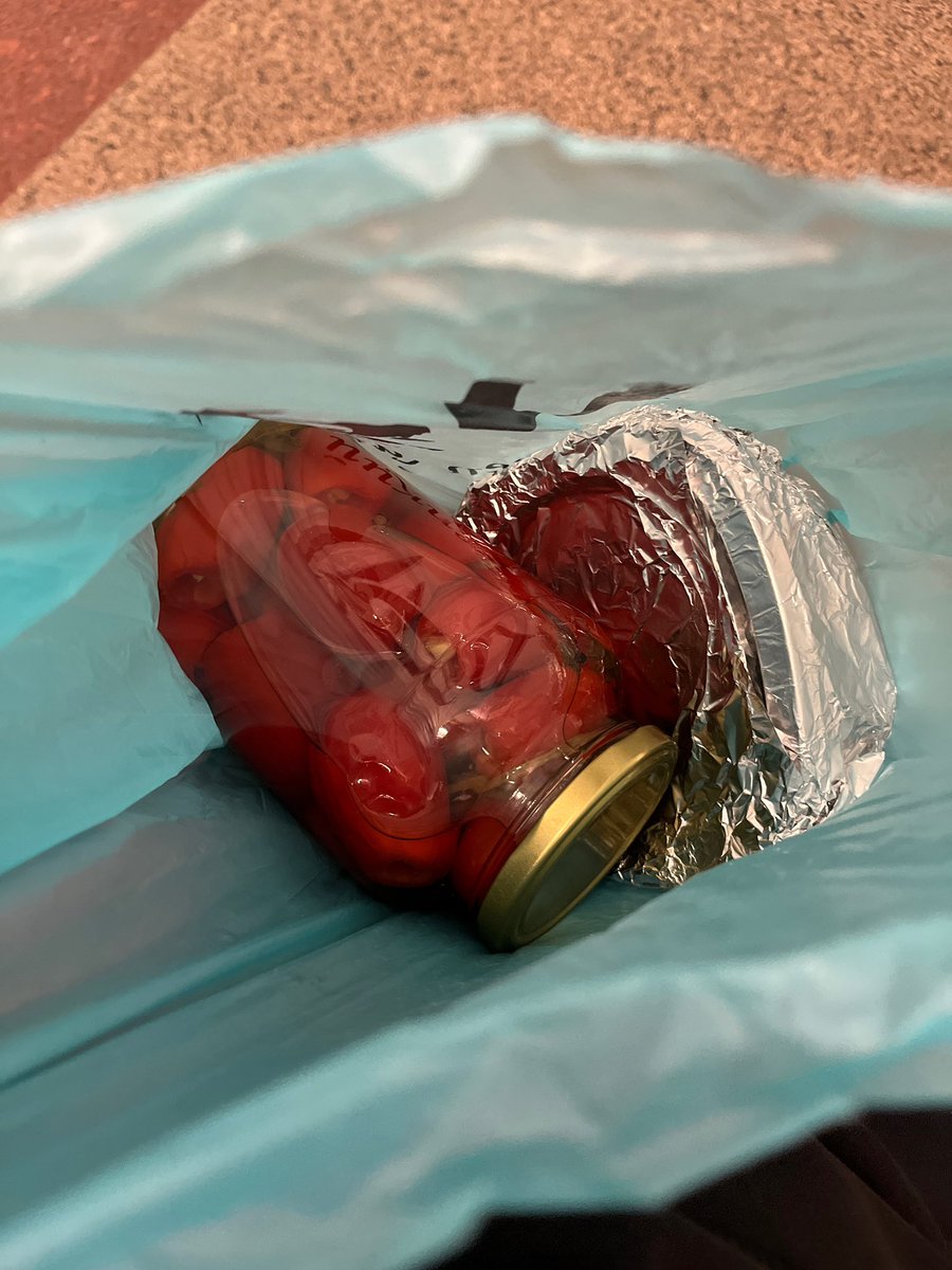 pandacruaso's tweet image. Из родных пенатов привезли баночку самых вкусных помидоров в моей жизни
#жизньвкайф #счастьеесть #едимдома