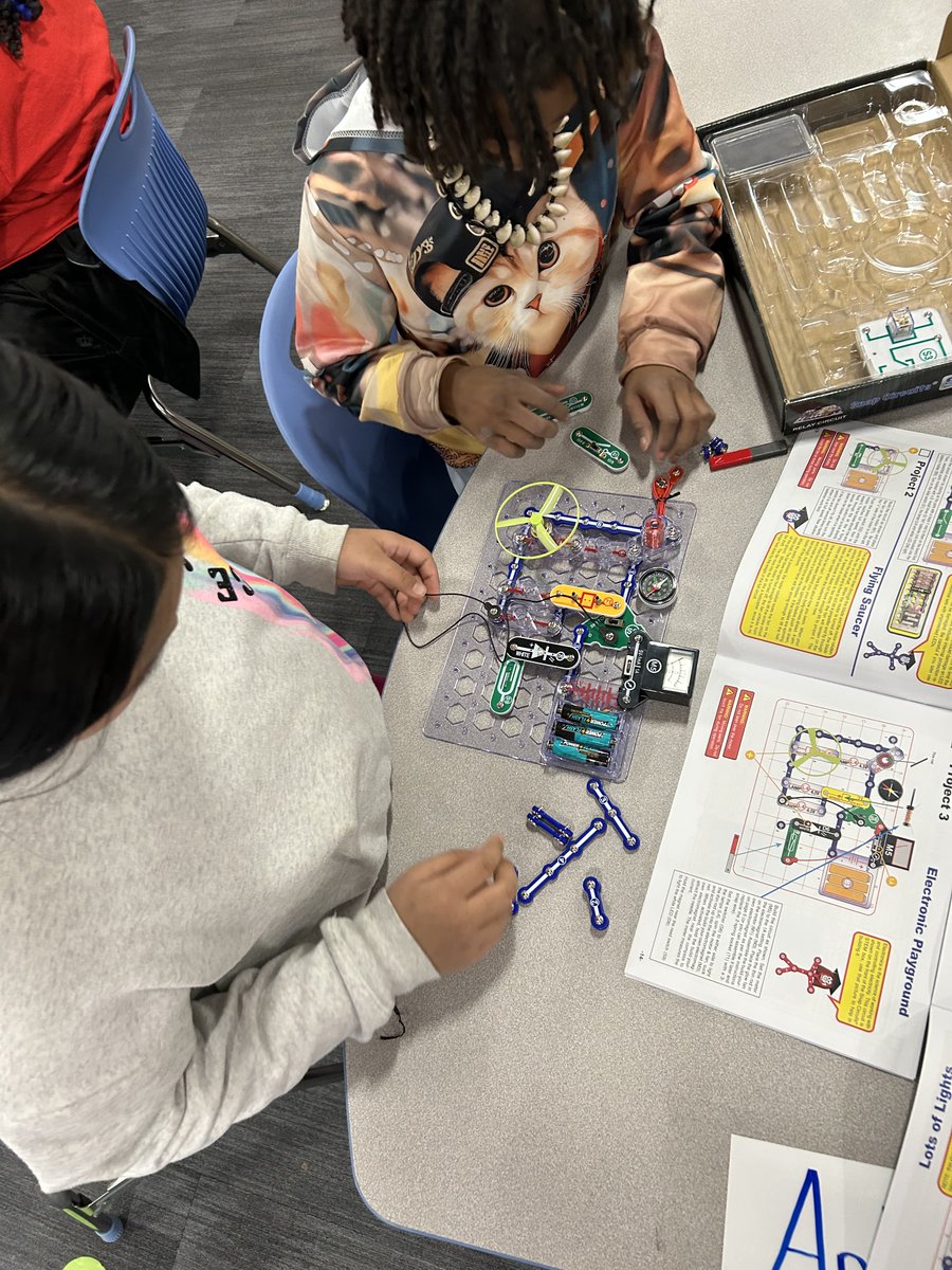 OPS_Pinewood's tweet image. Having fun with snap circuits @SnapCircuits #learningisanadventure #OPSproud #pinewoodproud