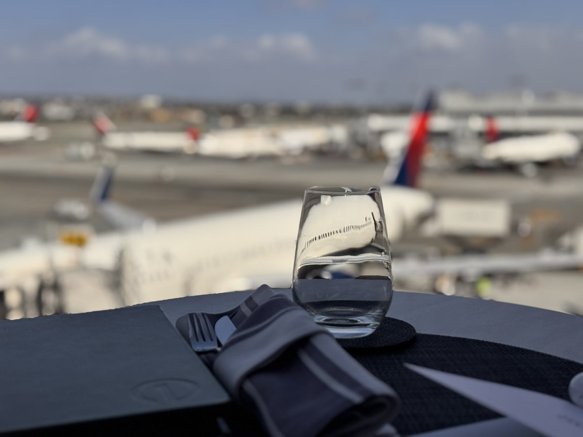 indiansocrates's tweet photo. #deltaone boarding soon. But lounging  shortly! https://t.co/fVvMDqNQG6