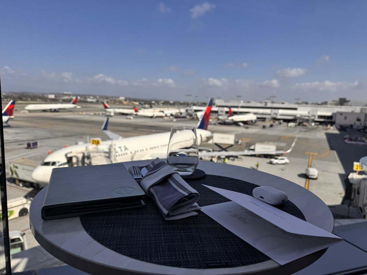 indiansocrates's tweet photo. #deltaone boarding soon. But lounging  shortly! https://t.co/fVvMDqNQG6