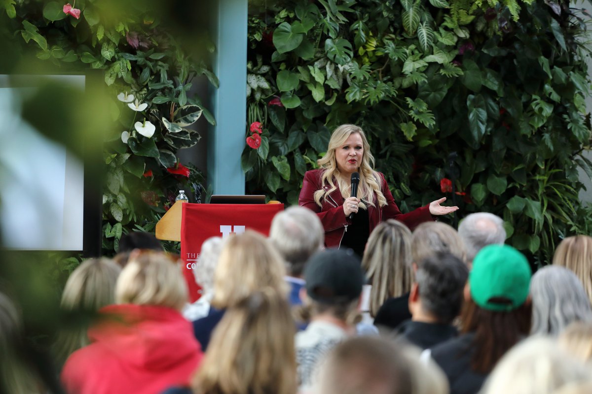 University of Utah (@uutah) on Twitter photo Drumroll please... This year's Commencement Speaker is Holly Rowe!
<a href="/sportsiren/">Holly Rowe</a> is an alumna & one of television's most versatile sports announcers. She earned an Emmy in 2022, & was named the 2023 Curt Gowdy Award Winner by the Basketball Hall of Fame
📰 attheu.utah.edu/students/espns… Drumroll please... This year's Commencement Speaker is Holly Rowe!
<a href="/sportsiren/">Holly Rowe</a> is an alumna & one of television's most versatile sports announcers. She earned an Emmy in 2022, & was named the 2023 Curt Gowdy Award Winner by the Basketball Hall of Fame
📰 attheu.utah.edu/students/espns…