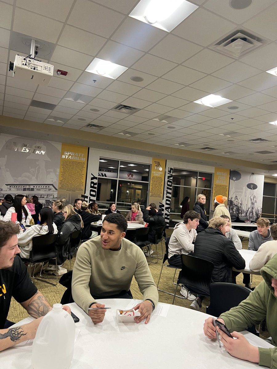 FragakisJohnny's tweet photo. This is one of my favorite ways to end a hard start to the week is going to FCA and hanging out with friends and talking about the word of god!! #JOU342 https://t.co/EYTojwyuBn