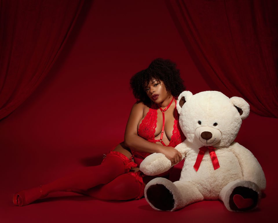 love_lunabae's tweet photo. I got my 🧸 bebé…no necesito más nada 😍♥️💋 

Lingerie: @fashionnova 
📸 @dmccauleyphoto 

#vdaymakeup #vdayoutfit #modelofotografica #muchoamor #creadoradecontenido #vdayinspo #vday https://t.co/1QiU1DhKQ0