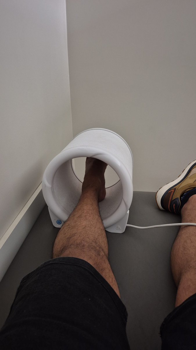 rodrilumie's tweet photo. Magneterapia por acá 😞😩 #kinesio #esguince https://t.co/vxs5F0xUnm