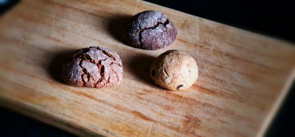 Tre biscotti, un solo dilemma: quale scegliere? 
Cookie classico: morbido con un cuore di cioccolato 
Biscotto al cacao: intenso e irresistibile 
Nocciole &amp; cacao: croccante fuori, scioglievole dentro 
Chi vince la sfida della dolcezza? Vota nei commenti! #BiscottiFattiInCasa