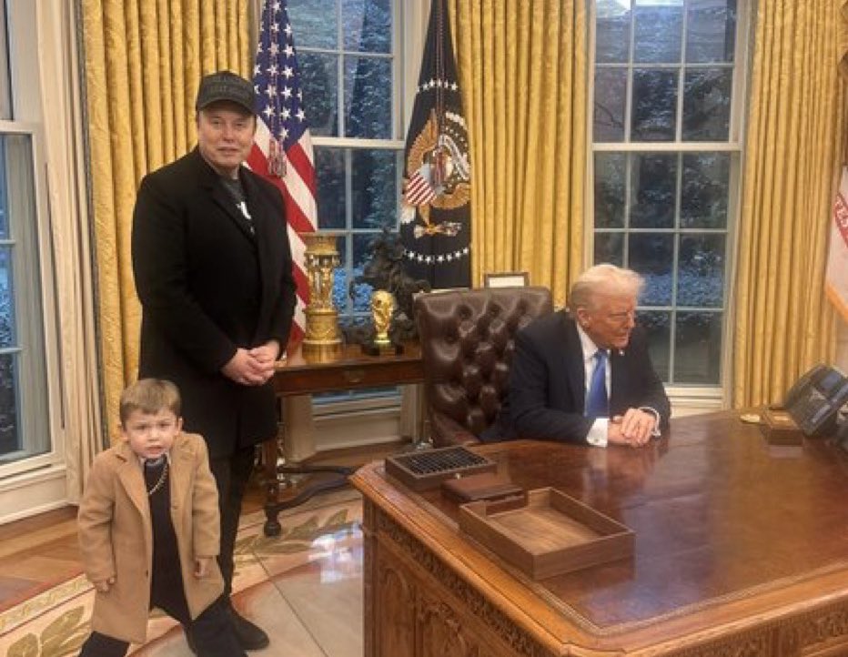 NewsLiberdade's tweet photo. 🚨URGENTE - Elon Musk e seu filho participam do momento em que Trump assina decreto que obriga as agências federais a trabalharem com o DOGE! https://t.co/06OgR0hThc