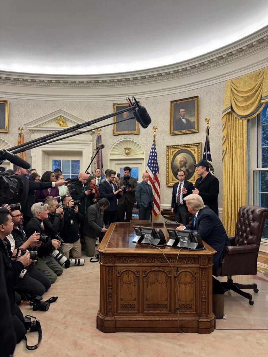 NewsLiberdade's tweet photo. 🚨URGENTE - Elon Musk e seu filho participam do momento em que Trump assina decreto que obriga as agências federais a trabalharem com o DOGE! https://t.co/06OgR0hThc
