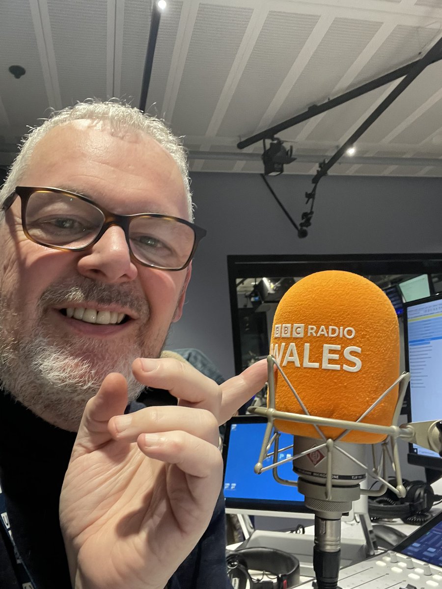 Evening - it’s nice to be back to take care of Eleri’s Night Owls broadcasting to the nation on BBC Radio Wales from 10.

Come in, the water’s warm. 

It’s themed request night, and we’ve our new quiz Spell It Out too

#nationalgetyourguitaroutday <a href="/BBCRadioWales/">BBC Radio Wales</a> <a href="/EleriSion/">Eleri Siôn</a>