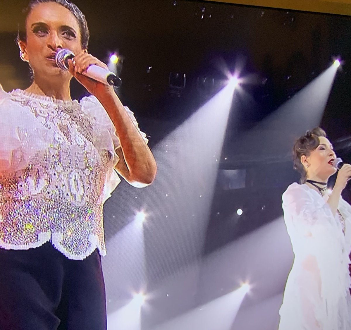 Gente_ufficiale's tweet image. E @carloconti  sfodera il momento geopolitico con una triade totale: la musica apre il cuore all'armonia dice @Pontifex_it e sul palco attacca il duetto della pace: Noah e Mira Hawad con #imagine di Lennon. Applausi