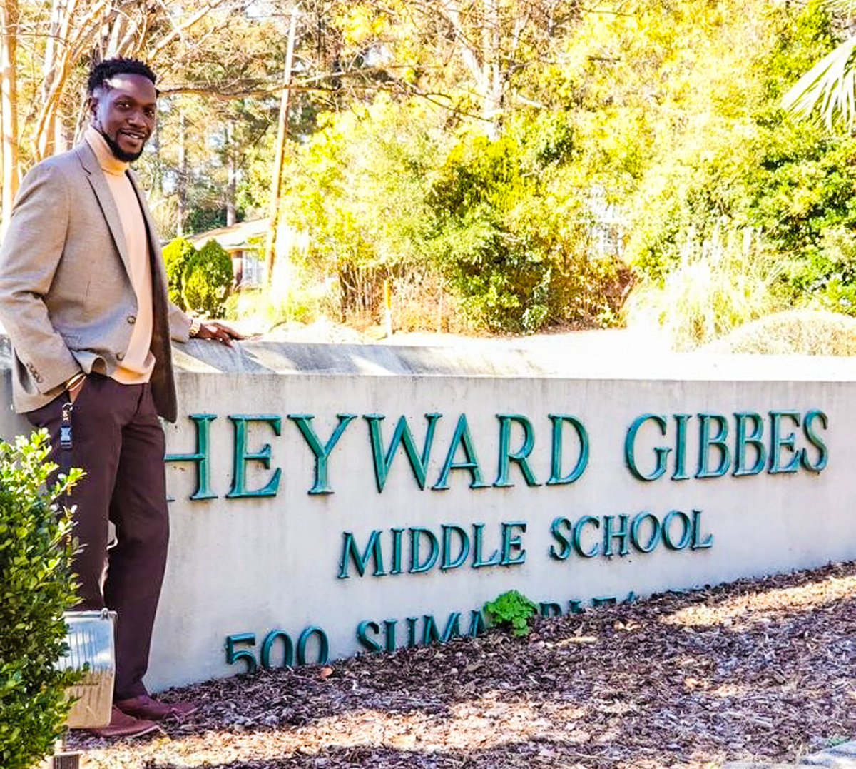 Richland One Schools (@richlandone) on Twitter photo Congratulations to <a href="/heyward_gibbes/">Heyward Gibbes</a> English Language Arts teacher Dr. Kamon Singleton on being named a 2025 Regional Teacher to Watch for the Upper Midlands region by the South Carolina Association for Middle Level Education.
Read more: richlandone.org/details/~board…
#TeamOne #OneTeam Congratulations to <a href="/heyward_gibbes/">Heyward Gibbes</a> English Language Arts teacher Dr. Kamon Singleton on being named a 2025 Regional Teacher to Watch for the Upper Midlands region by the South Carolina Association for Middle Level Education.
Read more: richlandone.org/details/~board…
#TeamOne #OneTeam