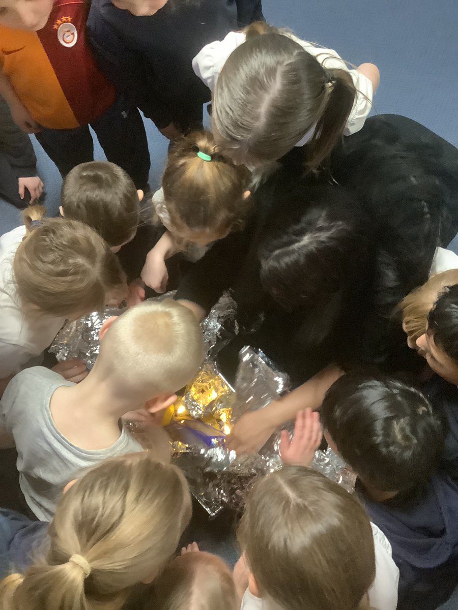 HFPSBradford's tweet photo. The anticipation is over! ##Beegu has finally arrived! 
💛WELCOME BEEGU!💛
Hedgehog class are ecstatic about Beegu joining us! https://t.co/vUSdGLNyjN