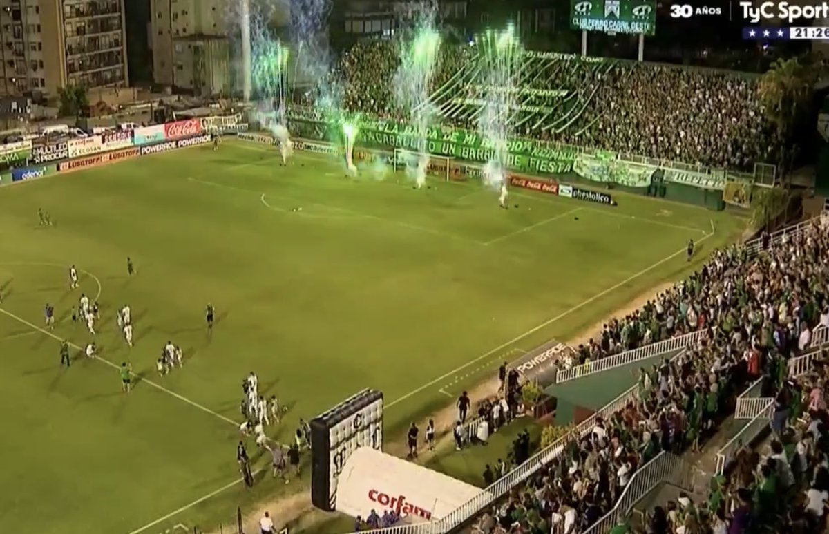 TermoDeFerro's tweet photo. Recibimiento al campeón del futbol argentino // Recibimiento año numero 25 en la b 

Dejen de comparar https://t.co/KGFWVD8yYP