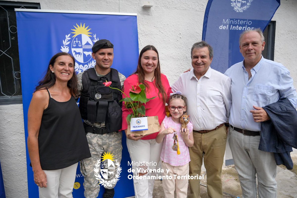 Mvot_Uruguay's tweet photo. Hoy, a través del #PlanAvanzar, se realizó una nueva entrega de una vivienda a personal del @Minterioruy que habita en asentamientos, en el marco del convenio entre el MVOT y esta Institución. https://t.co/VaDgAsgdt0