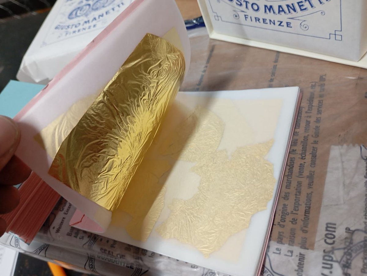 Behind the scenes: Customs inspection 🔍 of a 24kt gold leaf import from Italy on the way to my studio