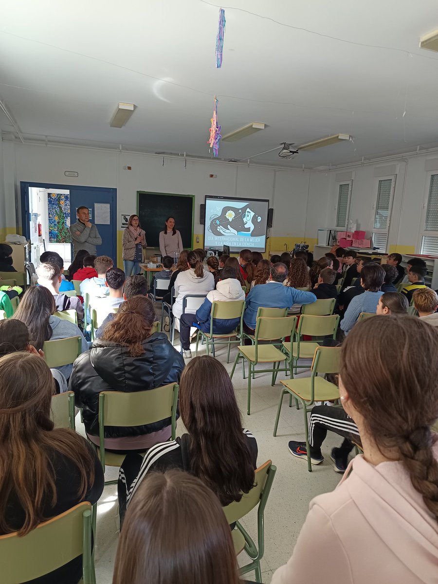iesodesiruela's tweet photo. Hoy se celebra el día internacional de la mujer y la niña en la ciencia. Ayer pudimos disfrutar de una charla de la profesora de la universidad de Extremadura María Ángeles Obregón Muñoz. Los alumnos y profesores disfrutamos mucho con sus explicaciones y experimentos. https://t.co/FbLvgWErz6