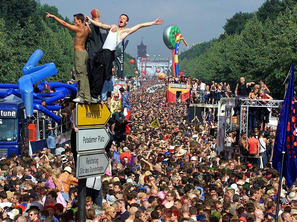 Ich zitiere mich selbst nur ungern.
Aber diese Bilder von Freiheit, Toleranz und Unbeschwertheit werden wir wohl nie wieder erleben.
Und ich verachte jeden Verantwortlichen zutiefst, der uns das angetan hat!