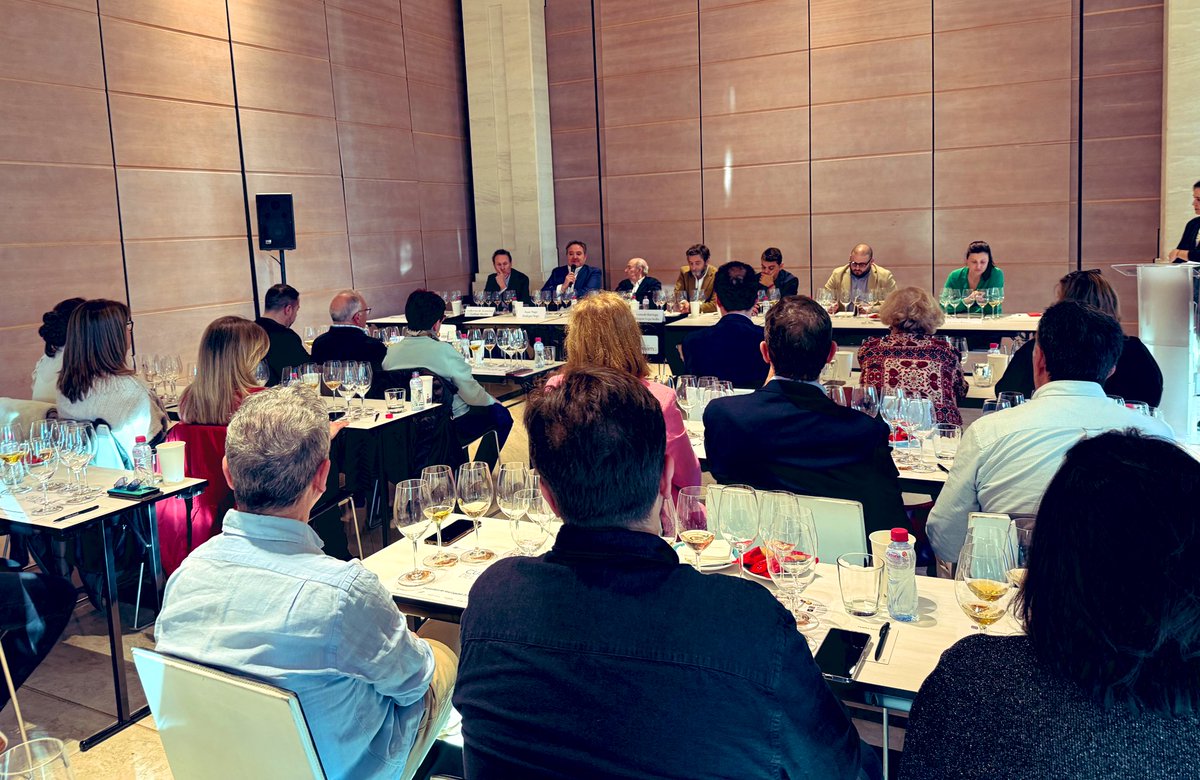 MartaClbuig's tweet photo. Hoy he tenido la suerte de disfrutar de esta cata llena de historia y cultura de la mano de @Verema con vinos súper especiales por su 25 aniversario🍇🔝@juveycamps, @TerrasGauda @almacarraovejas, @TVegaSicilia, @marquesderiscal, @bodegasmuga y @LaRiojaAltaSA Gracias @cultura_vino https://t.co/0EersWN9Zq
