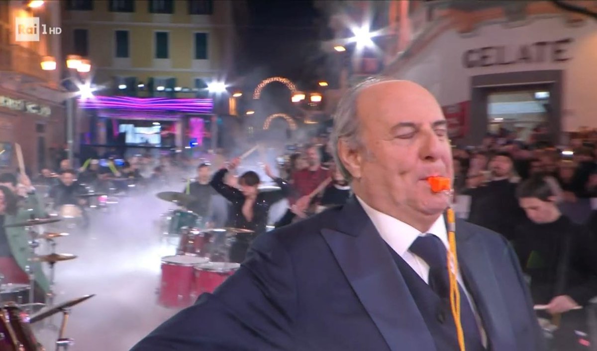 VolpeReal's tweet photo. #Sanremo2025

Io: Mamma domani svegliami alle 8

Mia madre alle 7: "SONO LE 9" https://t.co/hklQ91QKyh