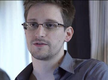 🚨💥ÚLTIMA HORA: 
TRUMP INDULTARÁ A SNOWDEN.
¡COMIENZA LA PESADILLA DEL ESTADO PR0FUNDO! 🔥

El hombre que sacrificó TODO y que EXPUSO su MÁQUINA DE ESPIONAJE para exponer los crímenes del Estado Prøfundo finalmente está obteniendo justicia.

Los crímenes del Estado profundo