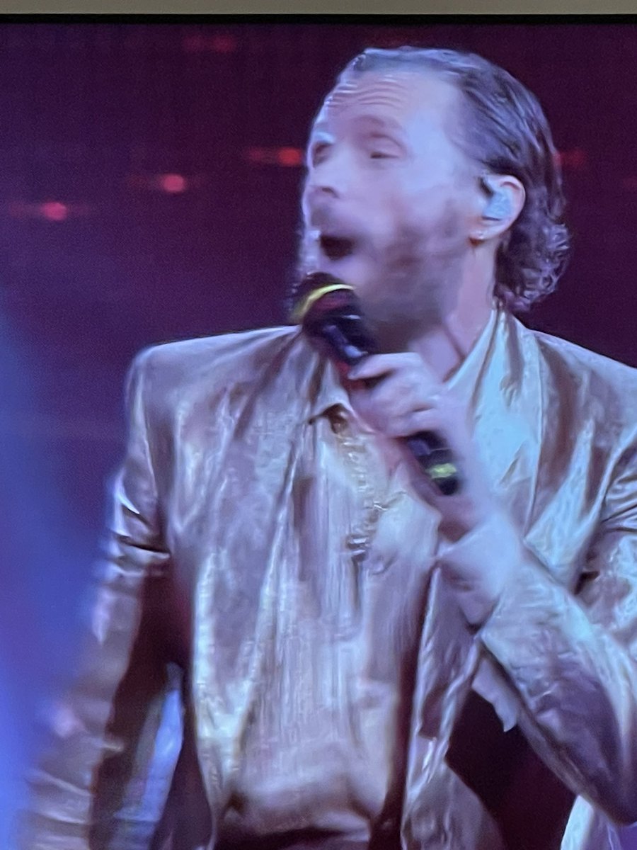 CaponataWeb's tweet photo. Jovanotti vestito da Ferrero Roche’ tra poco farà il duetto con Ambrogio @LiveSpinoza @Sanremo2025 @FUDbottega https://t.co/CCgTBkfAn2