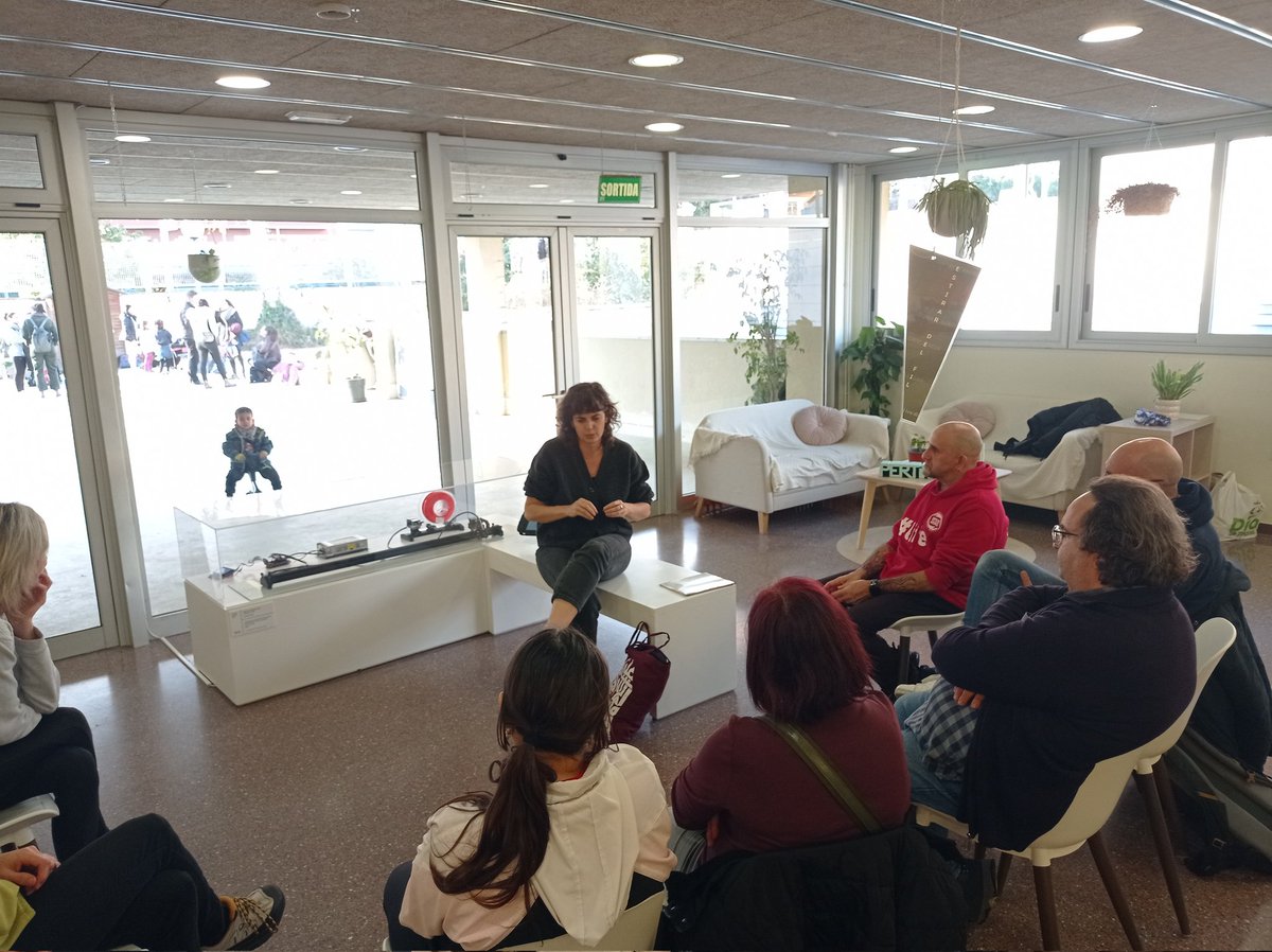 Escola Sagarra (@escolasagarra) on Twitter photo Avui ha vingut a l'escola Mariona Moncunill, l'artista de l'obra Infidel Meridià que el <a href="/MACBA_Barcelona/">MACBA | Museu | BCN</a> ens ha cedit aquest curs gràcies al programa #ForadeReserves.
Algunes families i mestres interessades hem pogut conversar amb ella al voltant dels temes que tracta l'obra. Avui ha vingut a l'escola Mariona Moncunill, l'artista de l'obra Infidel Meridià que el <a href="/MACBA_Barcelona/">MACBA | Museu | BCN</a> ens ha cedit aquest curs gràcies al programa #ForadeReserves.
Algunes families i mestres interessades hem pogut conversar amb ella al voltant dels temes que tracta l'obra.