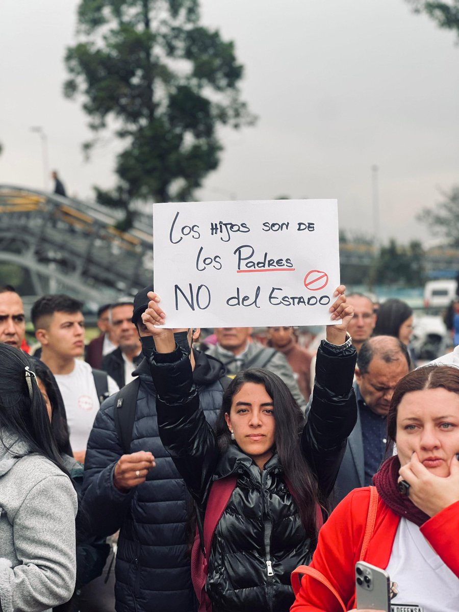 clarasandoval's tweet photo. Los padres quieren un ambiente educativo donde sus hijos sean valorados y respetados, no donde se les enseñe a dudar de su identidad, a discriminarse o a enfrentarse a temas que por su edad, ni siquiera están pensando. https://t.co/JEEoXMlG36