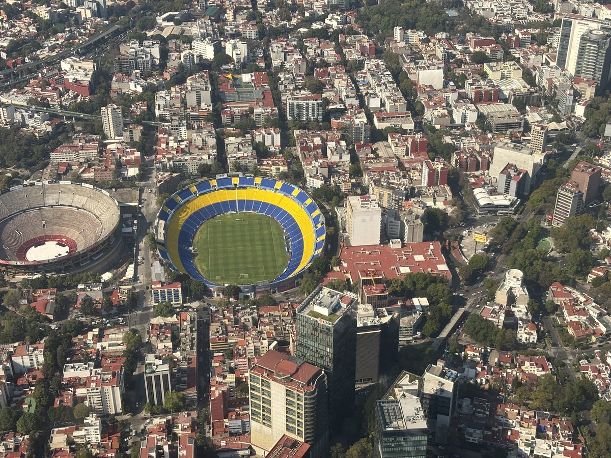 DavidFaitelson_'s tweet photo. ¿Cuando fue? No me di cuenta del momento exacto en que el América “echó” al Atlante y al Cruz Azul de su estadio…
Una “manita” de pintura y listo… https://t.co/Bgf4omTZ55
