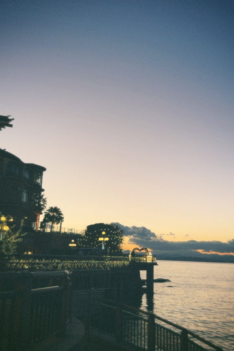 game_pon0919's tweet photo. 朝の色は寒色なのに元気が出るし 夕方の色は暖色なのに寂しくなる
#photographer
#enosima
#江ノ島
#ファインダー越しの私の世界 https://t.co/scjU7yCtzA