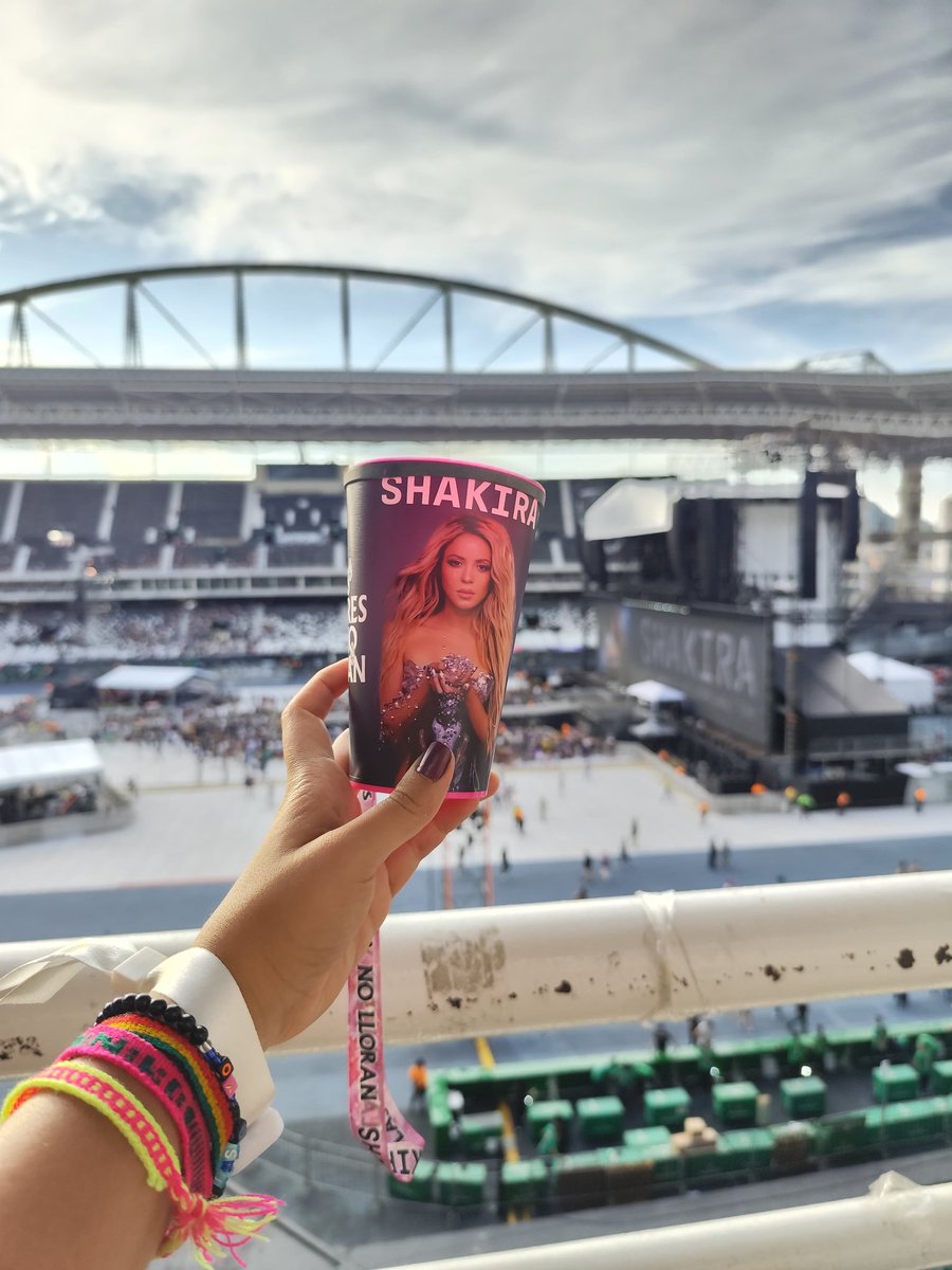 parasemprerbd11's tweet image. Yo y mi madre estamos acá para verte reina te amamos @shakira ❤️🇧🇷
#LMYNLWorldTourRio 
#engenhao 
#RIO 
#Shakira